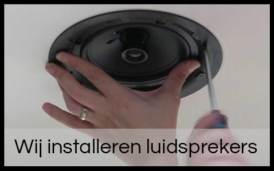 foto die laat zien dat inbouw en opbouw luidsprekers komen plaatsen en installeren