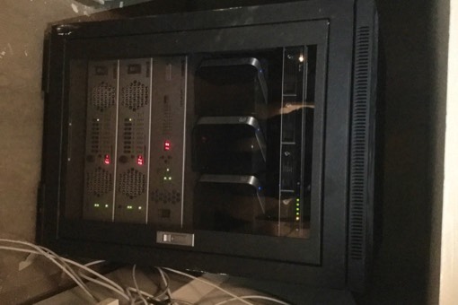 foto die de rack laat zien in de centrale ruimte waarin de versterkers en bronnen geplaatst zijn die het hele multiroom systeem aansturen