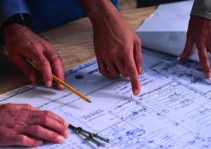foto die laat zien dat wij samen met uw aanemer of architect de planning van uw multiroom audio en video installatie overlopen en opmaken